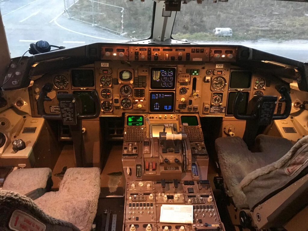 B753 cockpit